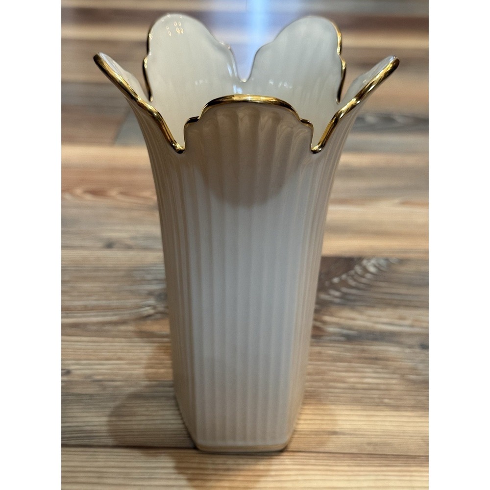 LENOX  Vase 7.25" Ribbed Fluted Tulip , Gold Rim, a Classic.